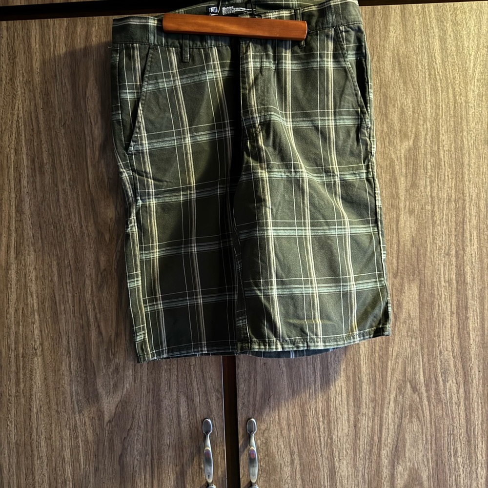 Etnies Men's Brown Plaid Shorts